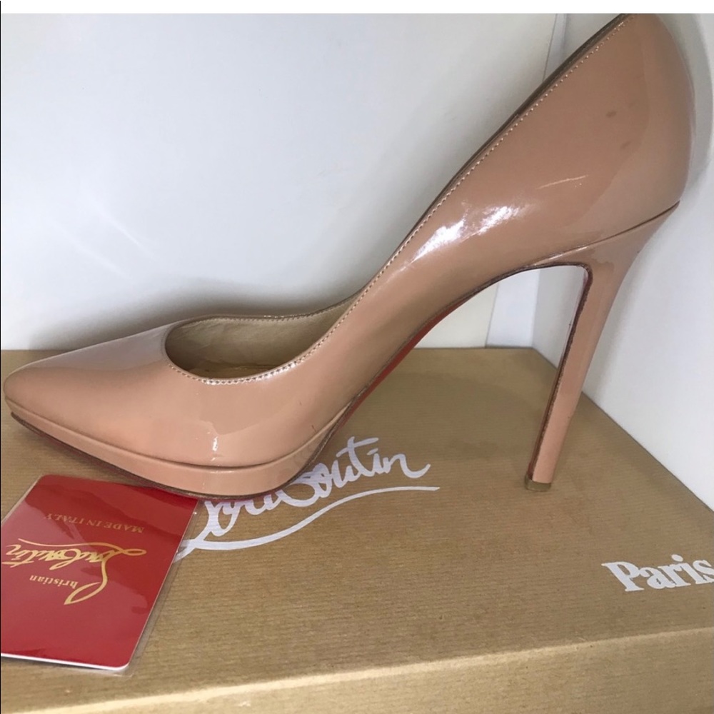Christian Louboutin Pigalle Plato
Size 8.5